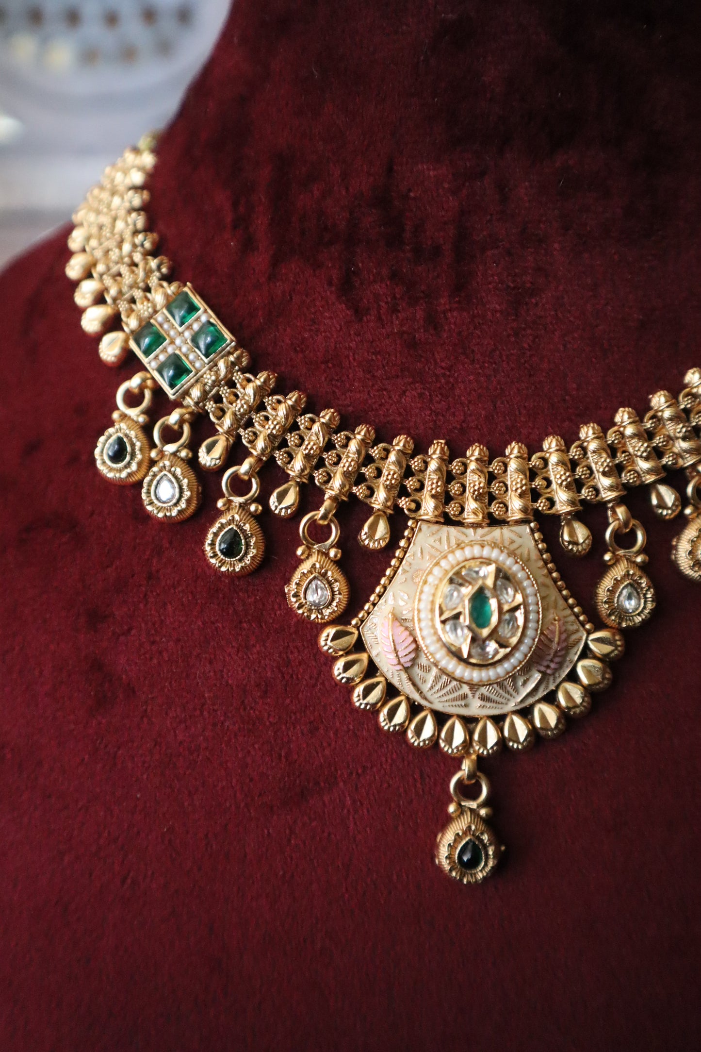 Rajsi Leher – Handcrafted Antique Kundan Necklace